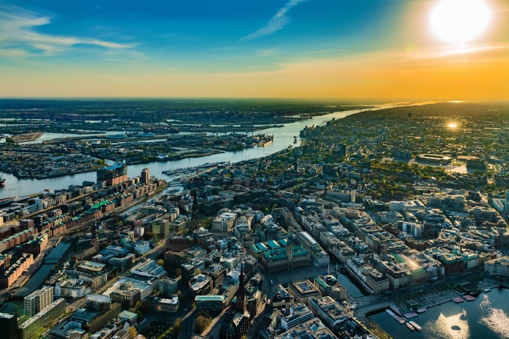 Luftbild Hamburg - Sonnen- Untergang über dem Stadtzentrum in Hamburg, Deutschland