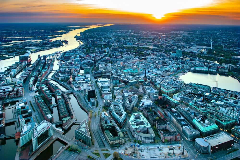 Luftaufnahme Hamburg - Sonnen- Untergang über dem Stadtzentrum in Hamburg, Deutschland