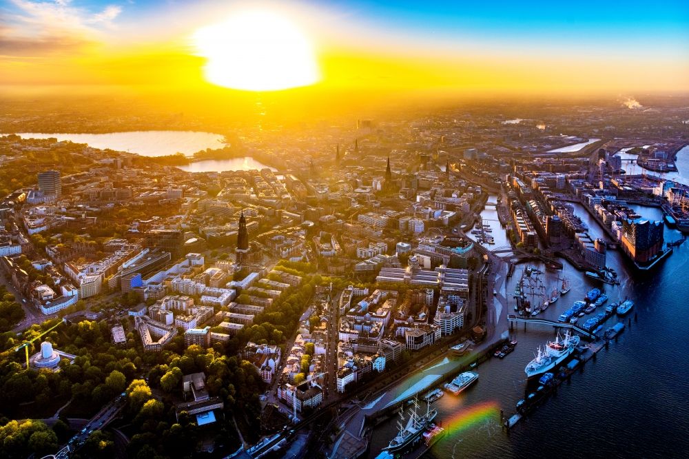 Luftbild Hamburg - Sonnenaufgang über dem Innenstadt- Stadtzentrum im Ortsteil Neustadt in Hamburg, Deutschland