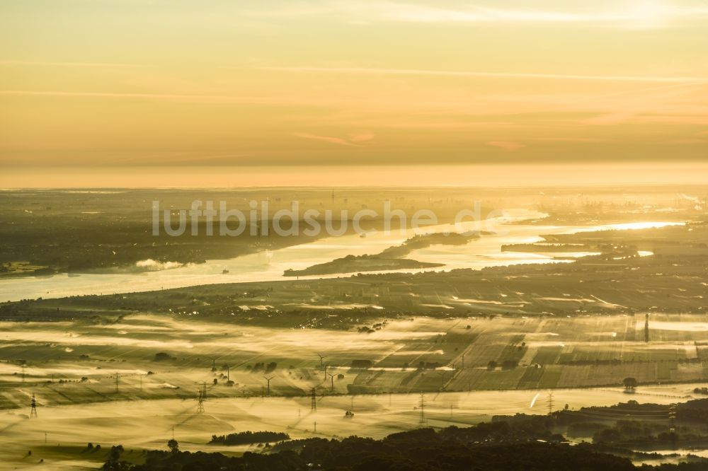 Jork aus der Vogelperspektive: Sonnenaufgang über der Landschaft Altes Land in Jork im Bundesland Niedersachsen, Deutschland