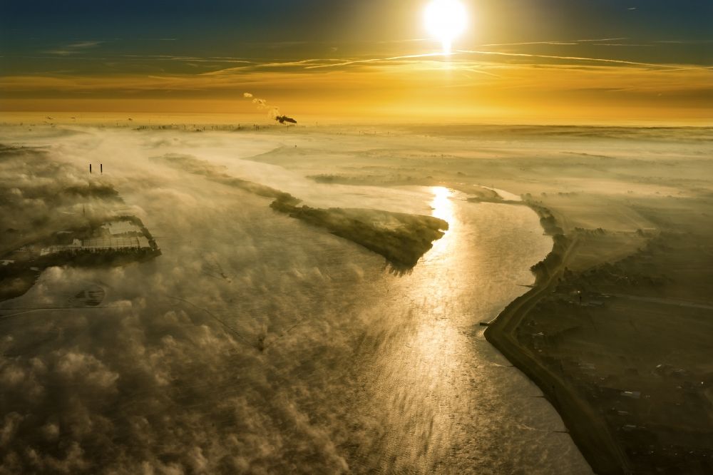 Luftbild Wedel - Sonnenaufgang über der Landschaft der Elbe mit Nebel- Schicht in Wedel im Bundesland Schleswig-Holstein, Deutschland