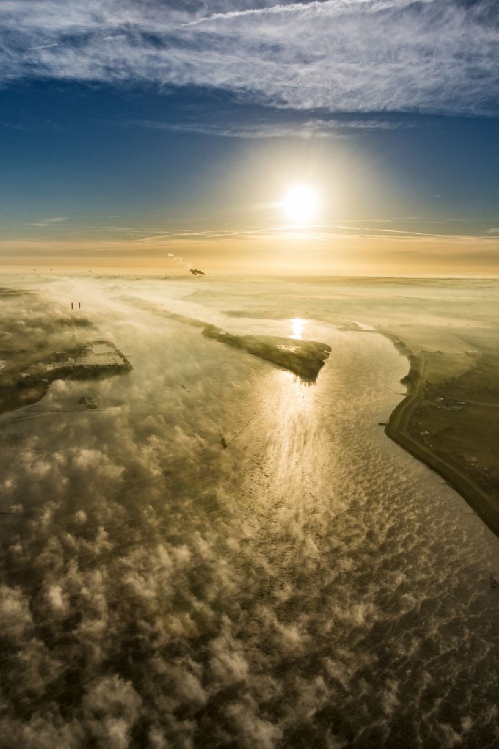 Luftaufnahme Wedel - Sonnenaufgang über der Landschaft der Elbe mit Nebel- Schicht in Wedel im Bundesland Schleswig-Holstein, Deutschland