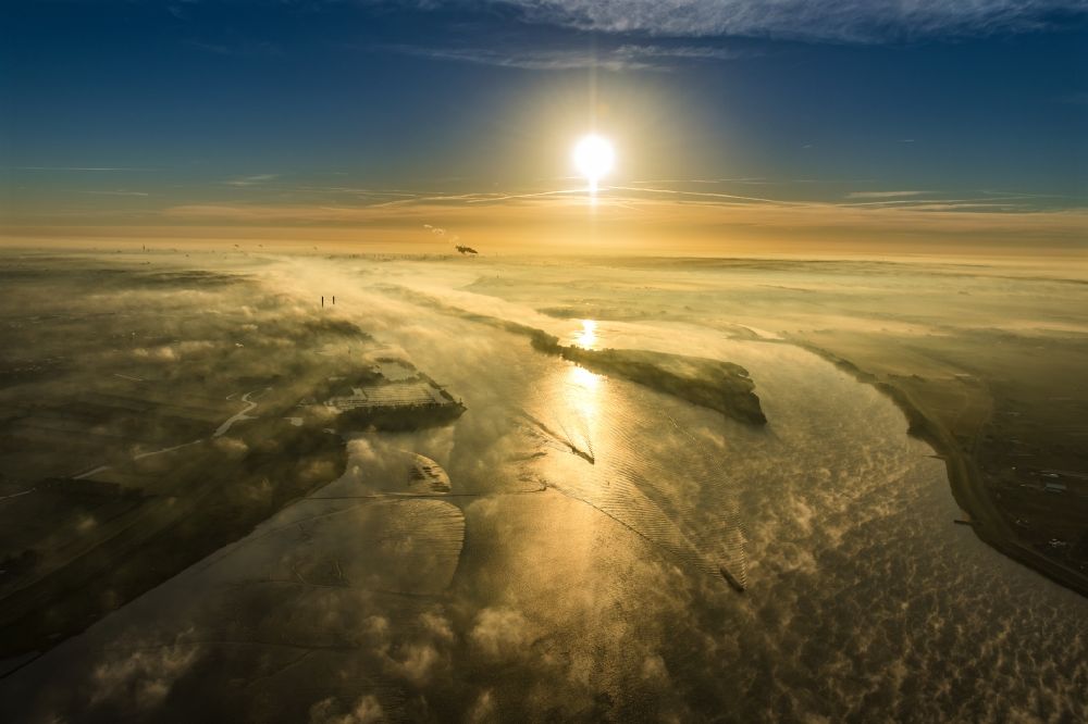 Wedel von oben - Sonnenaufgang über der Landschaft der Elbe mit Nebel- Schicht in Wedel im Bundesland Schleswig-Holstein, Deutschland