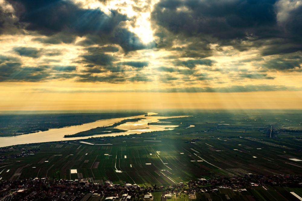 Wedel aus der Vogelperspektive: Sonnenaufgang über der Landschaft der Elbe mit Nebel- Schicht in Wedel im Bundesland Schleswig-Holstein, Deutschland