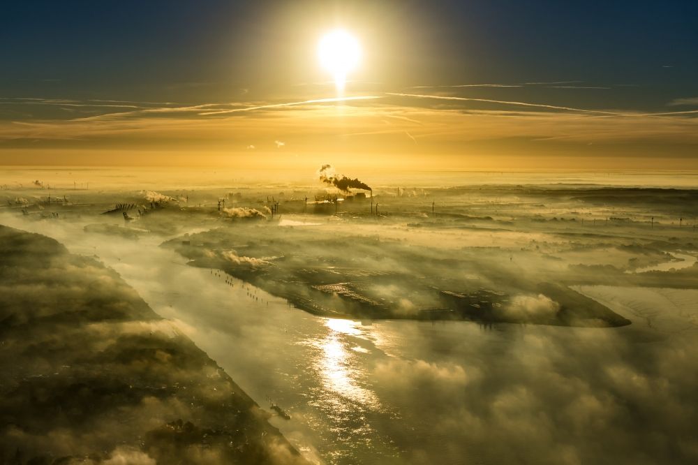 Luftaufnahme Hamburg - Sonnenaufgang über der Landschaft der mit Frühnebel bedeckten Elbe im Ortsteil Finkenwerder in Hamburg, Deutschland