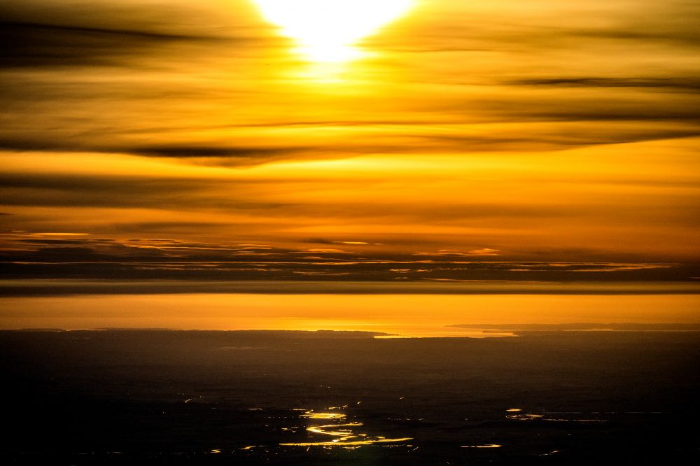 Luftaufnahme Hoyer - Sonnenaufgang über der Landschaft von Hoyer bis Apenrade in Region Syddanmark, Dänemark