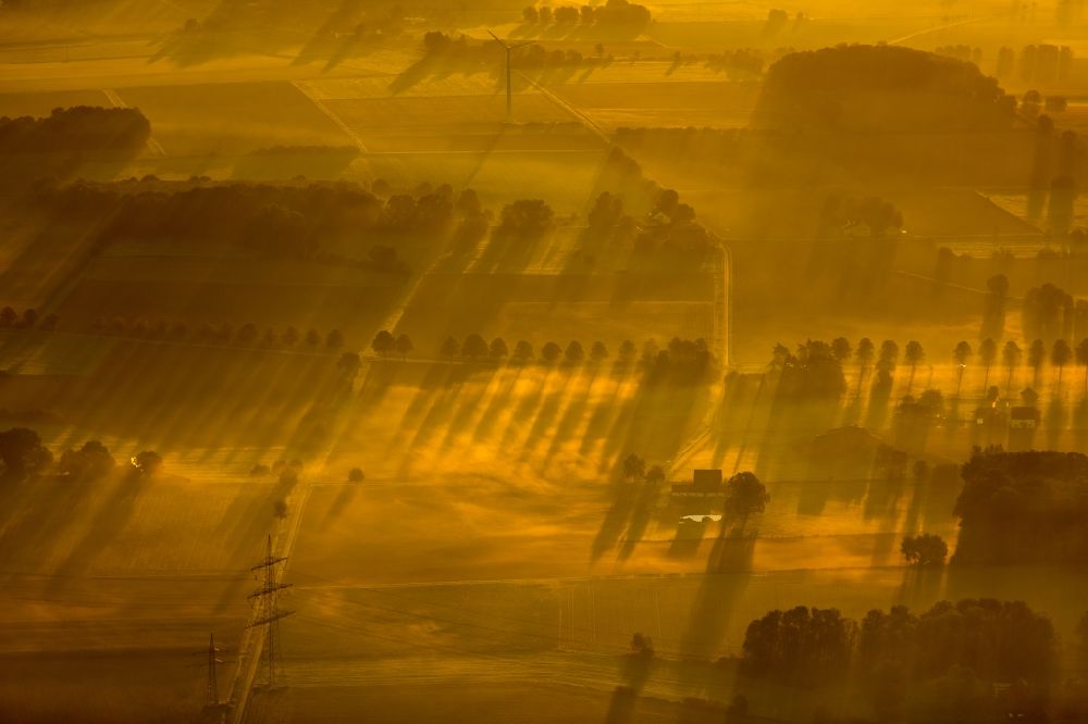 Luftbild Hamm - Sonnenaufgang über der Landschaft des östlichen Stadtrandes mit Gehöften und Bauernschaften in Hamm im Bundesland Nordrhein-Westfalen