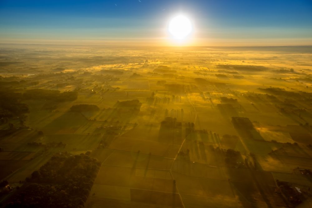 Luftaufnahme Hamm - Sonnenaufgang über der Landschaft des östlichen Stadtrandes mit Gehöften und Bauernschaften in Hamm im Bundesland Nordrhein-Westfalen