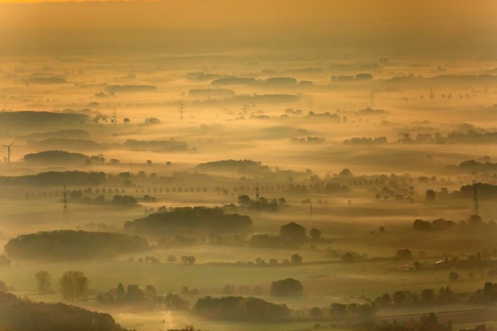 Hamm von oben - Sonnenaufgang über der Landschaft des östlichen Stadtrandes mit Gehöften und Bauernschaften in Hamm im Bundesland Nordrhein-Westfalen