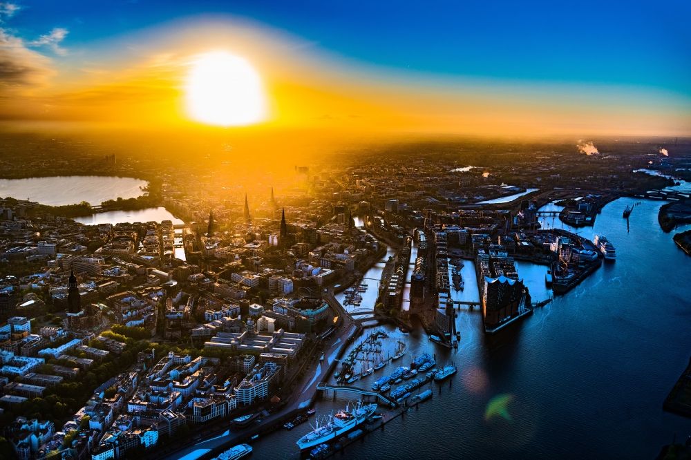 Luftbild Hamburg - Sonnenaufgang über dem Stadtzentrum in der Innenstadt im Ortsteil Neustadt in Hamburg, Deutschland