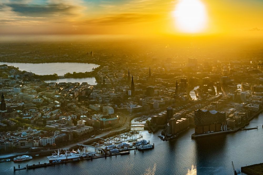 Hamburg aus der Vogelperspektive: Sonnenaufgang über dem Stadtzentrum in der Innenstadt im Ortsteil Neustadt in Hamburg, Deutschland