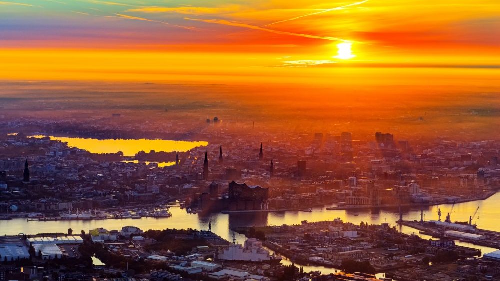Hamburg aus der Vogelperspektive: Sonnenaufgang über dem Stadtzentrum in der Innenstadt im Ortsteil Neustadt in Hamburg, Deutschland