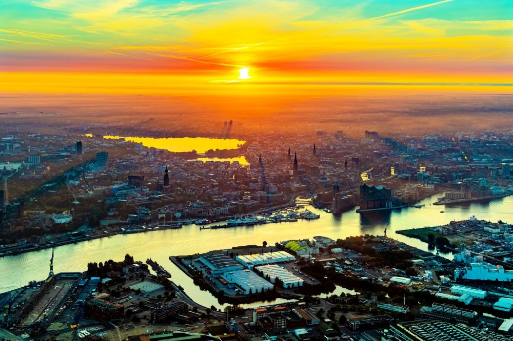 Luftaufnahme Hamburg - Sonnenaufgang über dem Stadtzentrum in der Innenstadt im Ortsteil Neustadt in Hamburg, Deutschland