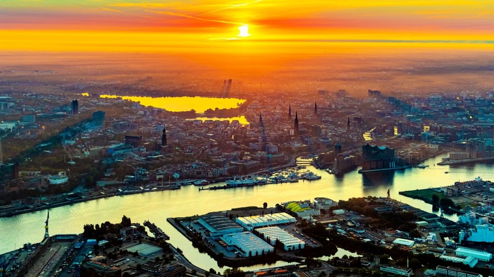 Hamburg von oben - Sonnenaufgang über dem Stadtzentrum in der Innenstadt im Ortsteil Neustadt in Hamburg, Deutschland