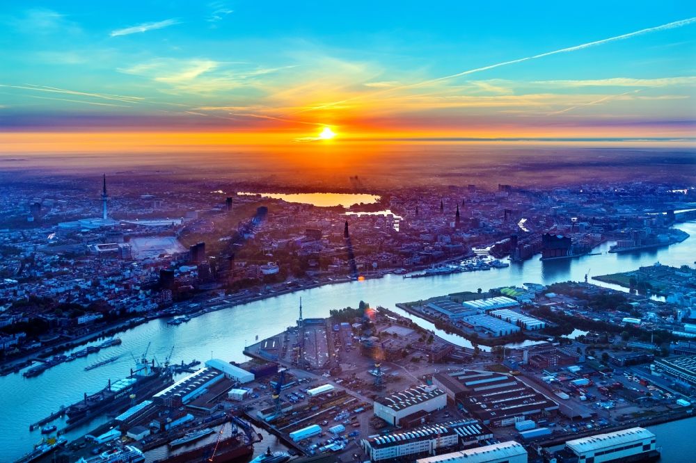 Luftbild Hamburg - Sonnenaufgang über dem Stadtzentrum in der Innenstadt im Ortsteil Neustadt in Hamburg, Deutschland