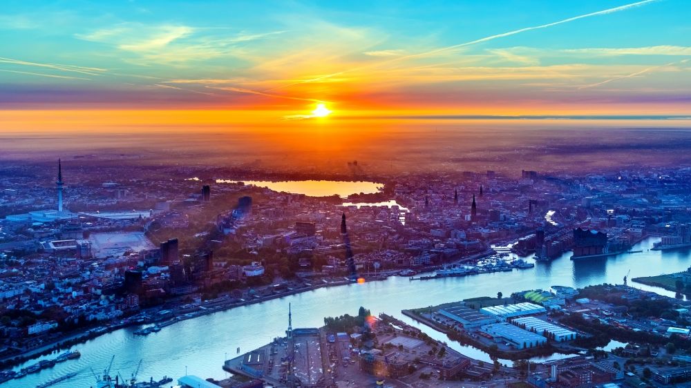 Luftaufnahme Hamburg - Sonnenaufgang über dem Stadtzentrum in der Innenstadt im Ortsteil Neustadt in Hamburg, Deutschland