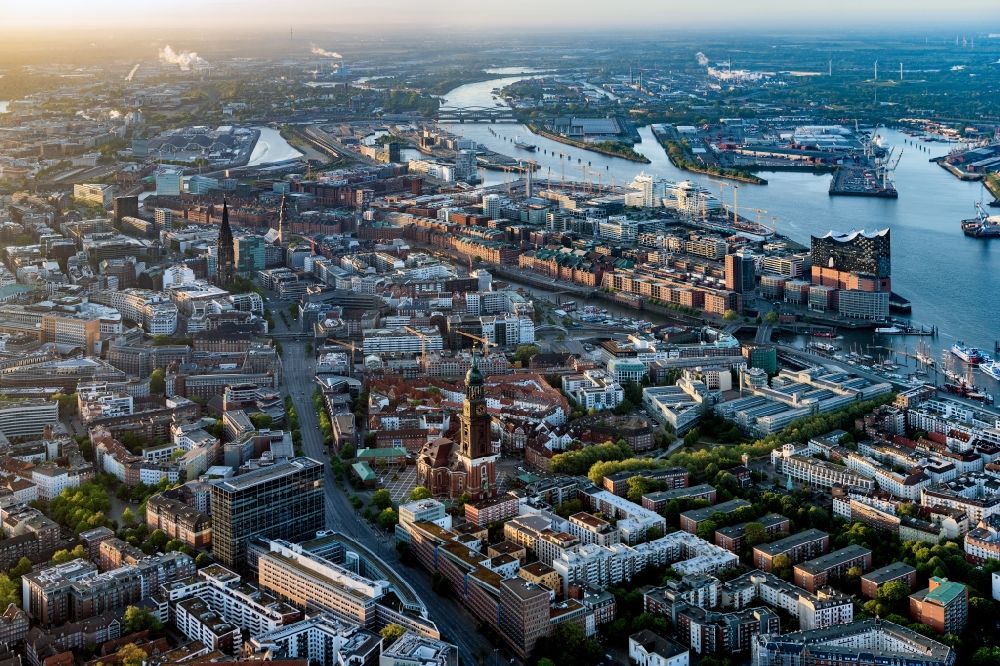 Luftbild Hamburg - Sonnenaufgang über dem Stadtzentrum im Innenstadtbereich in Hamburg, Deutschland