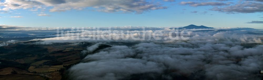 Luftaufnahme Montepulciano - Sonnenaufgang über den Wolken und der Landschaft in Montepulcianoin Toscana, Italien