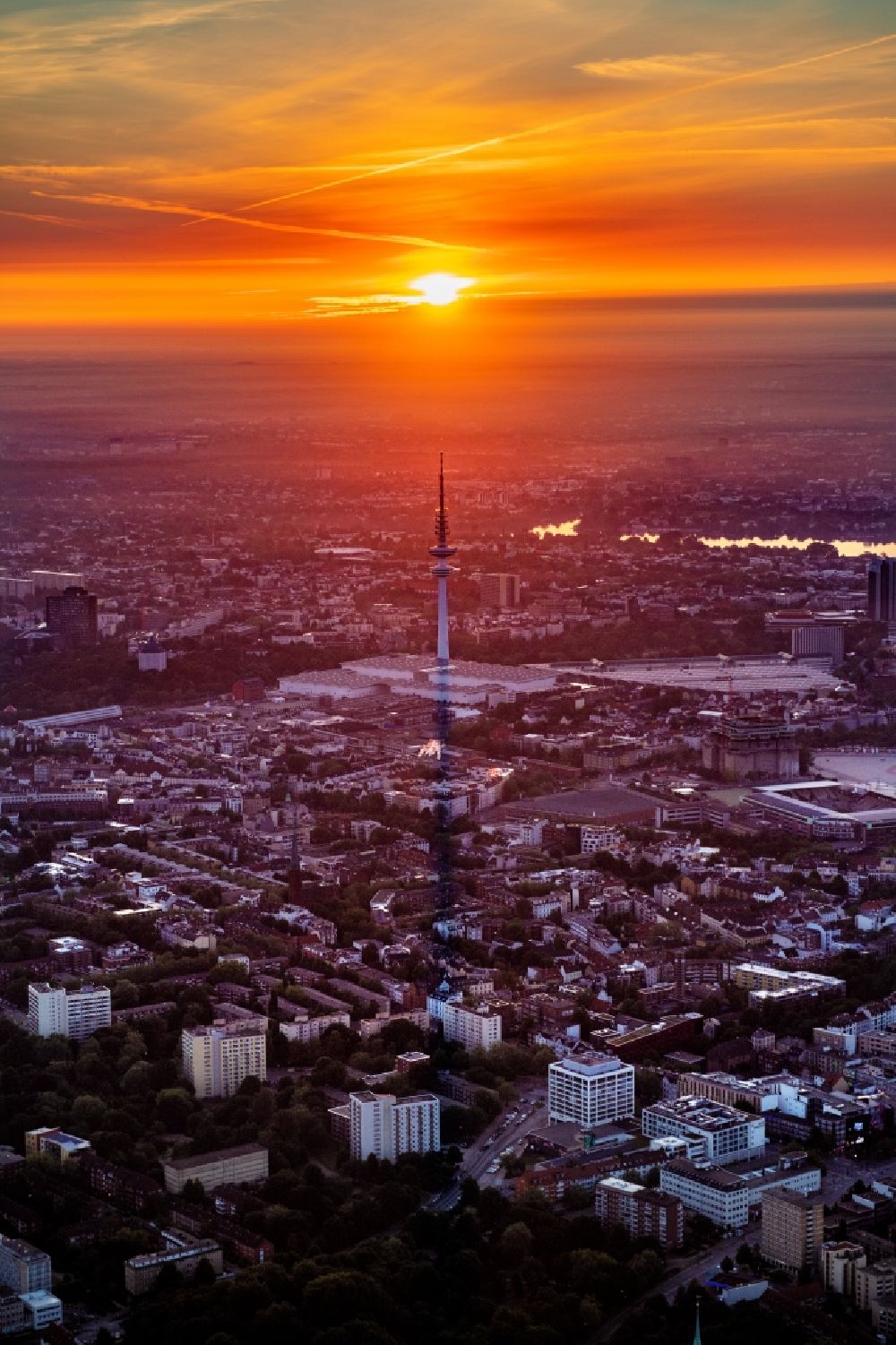 Hamburg aus der Vogelperspektive: Sonnenaufgang Fernsehturm Heinrich-Hertz-Turm am Messegelände in Hamburg