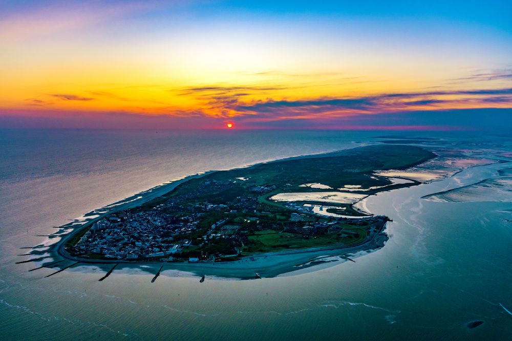 Luftbild Norderney - Sonnenaufgang Küstenbereich der Nordsee - Insel in Norderney im Bundesland Niedersachsen, Deutschland