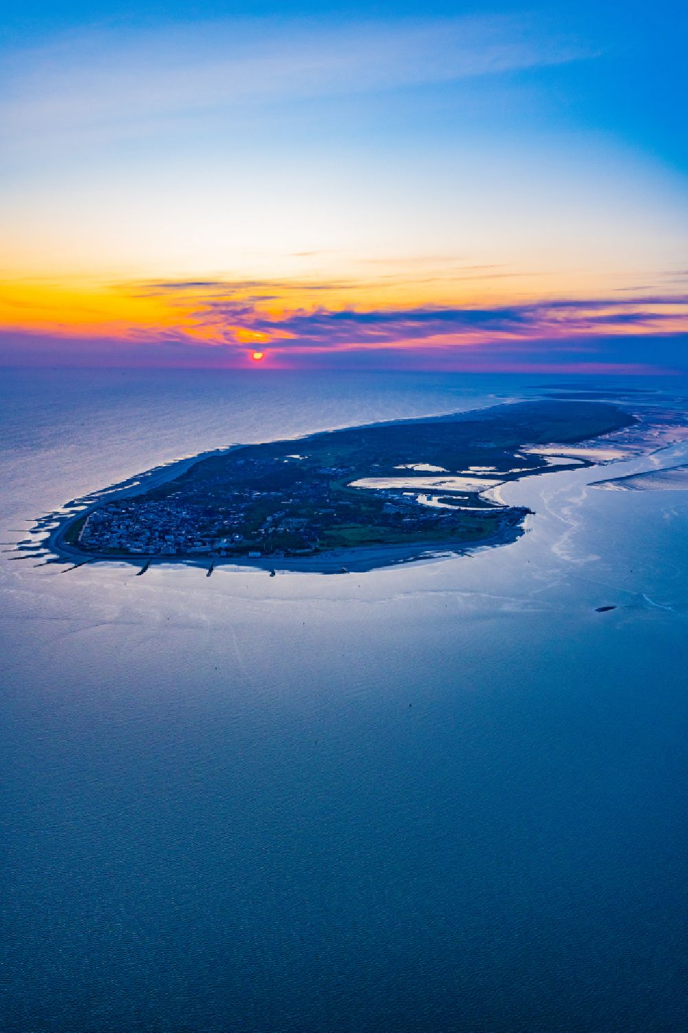 Luftaufnahme Norderney - Sonnenaufgang Küstenbereich der Nordsee - Insel in Norderney im Bundesland Niedersachsen, Deutschland