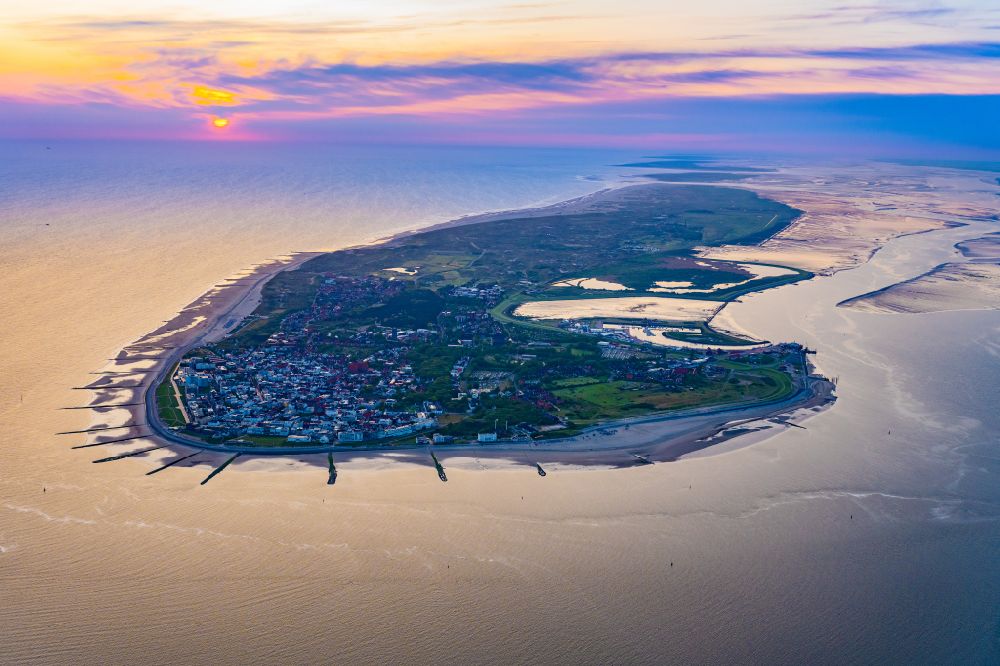 Norderney von oben - Sonnenaufgang Küstenbereich der Nordsee - Insel in Norderney im Bundesland Niedersachsen, Deutschland