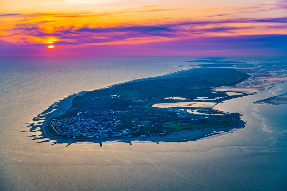 Norderney aus der Vogelperspektive: Sonnenaufgang Küstenbereich der Nordsee - Insel in Norderney im Bundesland Niedersachsen, Deutschland