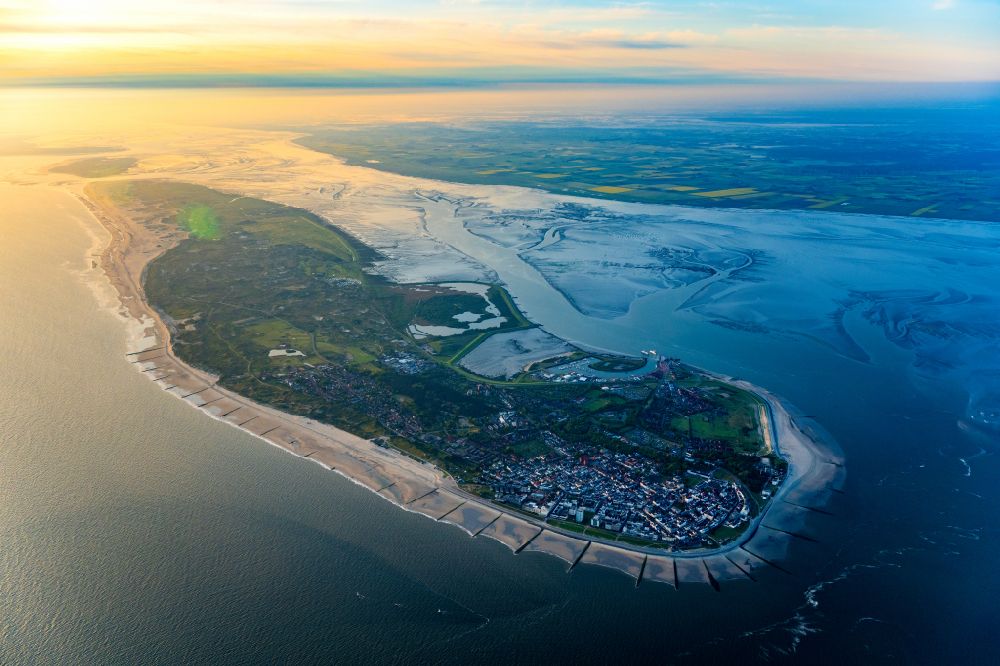 Luftaufnahme Norderney - Sonnenaufgang Küstenbereich der Nordsee - Insel in Norderney im Bundesland Niedersachsen, Deutschland