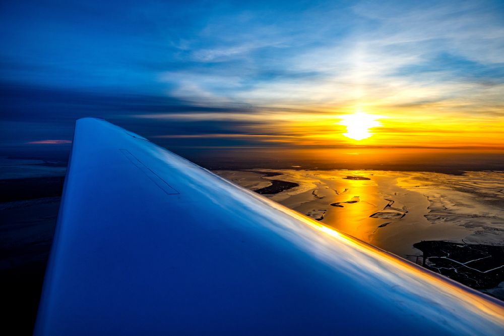 Luftaufnahme Langeneß - Sonnenaufgang im Küstenbereich der Nordsee- Insel Nordmarsch-Langeneß in Mayenswarf im Bundesland Schleswig-Holstein, Deutschland