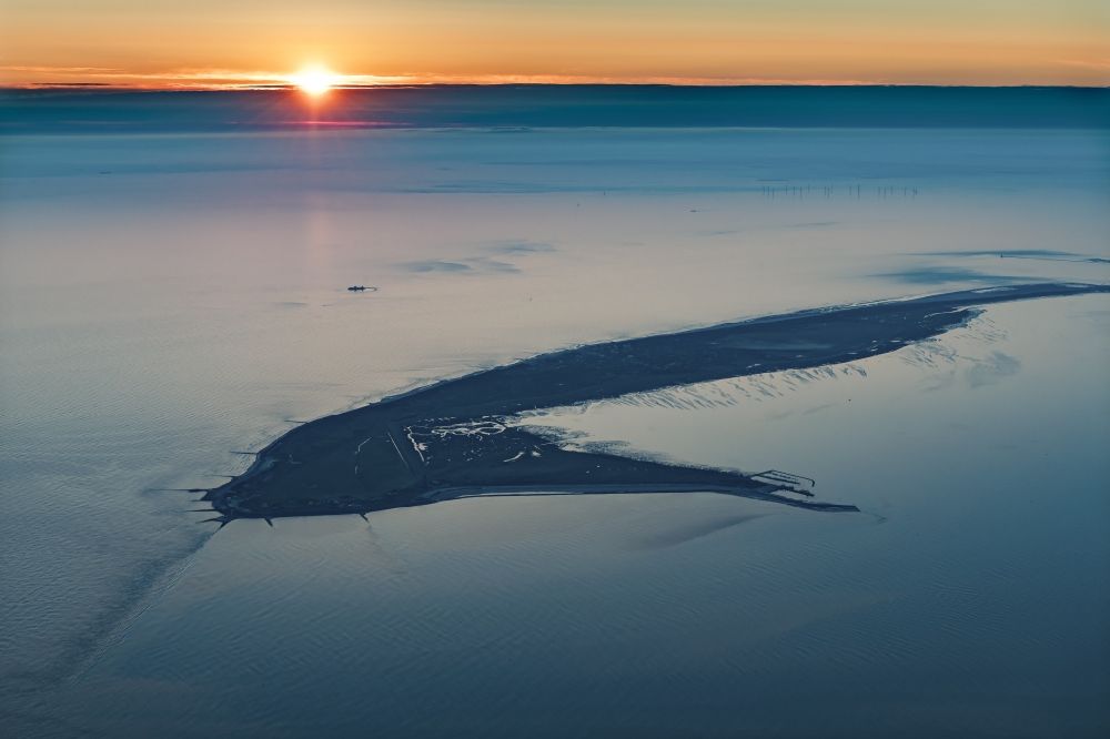 Luftaufnahme Wangerooge - Sonnenaufgang an der Nordsee- Küste in Wangerooge im Bundesland Niedersachsen