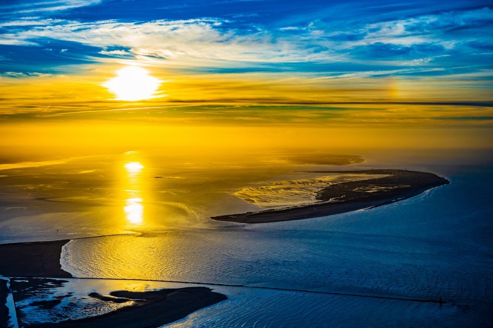 Luftaufnahme Wangerooge - Sonnenaufgang an der Nordsee- Küste in Wangerooge im Bundesland Niedersachsen