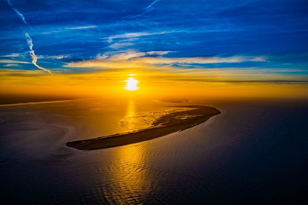 Wangerooge aus der Vogelperspektive: Sonnenaufgang an der Nordsee- Küste in Wangerooge im Bundesland Niedersachsen