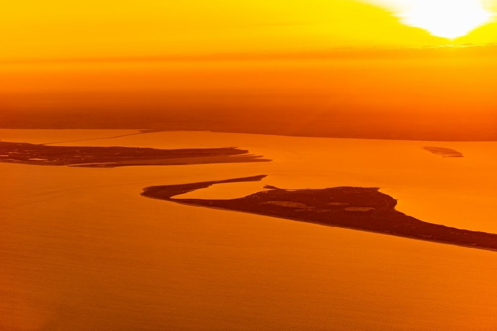 Luftaufnahme Sylt - Sonnenaufgang über den Nordseeinseln Sylt im Bundesland Schleswig-Holstein, Deutschland und Römö in Dänemark