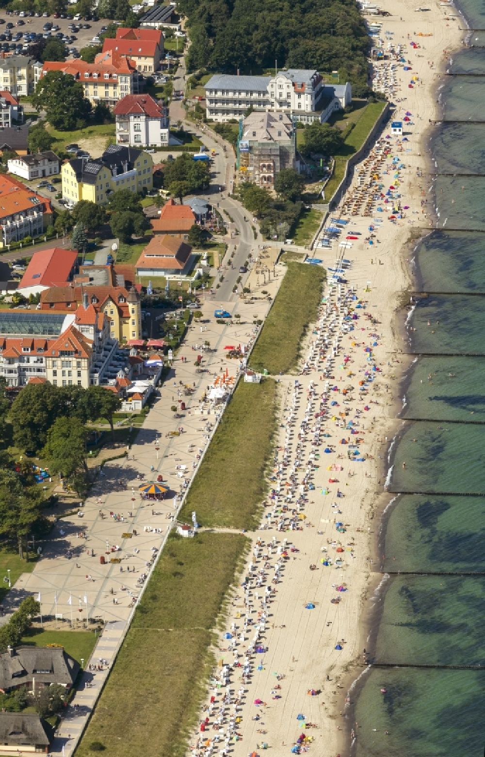 Luftaufnahme Kühlungsborn - Sonnenbad, Baden und Erholung am Ostsee - Strand in Kühlungsborn im Bundesland Mecklenburg-Vorpommern