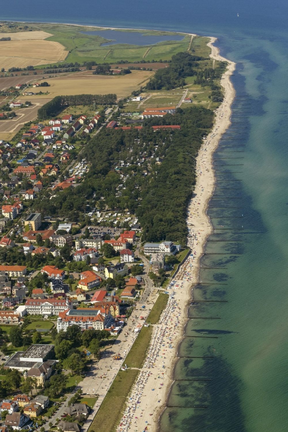 Kühlungsborn von oben - Sonnenbad, Baden und Erholung am Ostsee - Strand in Kühlungsborn im Bundesland Mecklenburg-Vorpommern