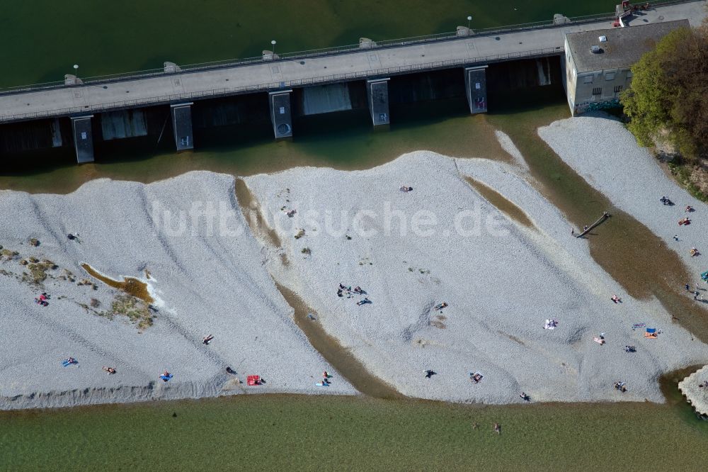 München von oben - Sonnenbad- Besuchsandrang am Flußverlauf der Isar in München im Bundesland Bayern, Deutschland