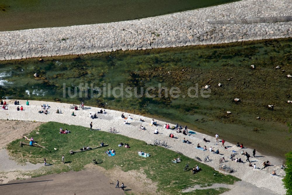 Luftbild München - Sonnenbaden am Uferbereich der Isar im Ortsteil Untergiesing-Harlaching in München im Bundesland Bayern, Deutschland