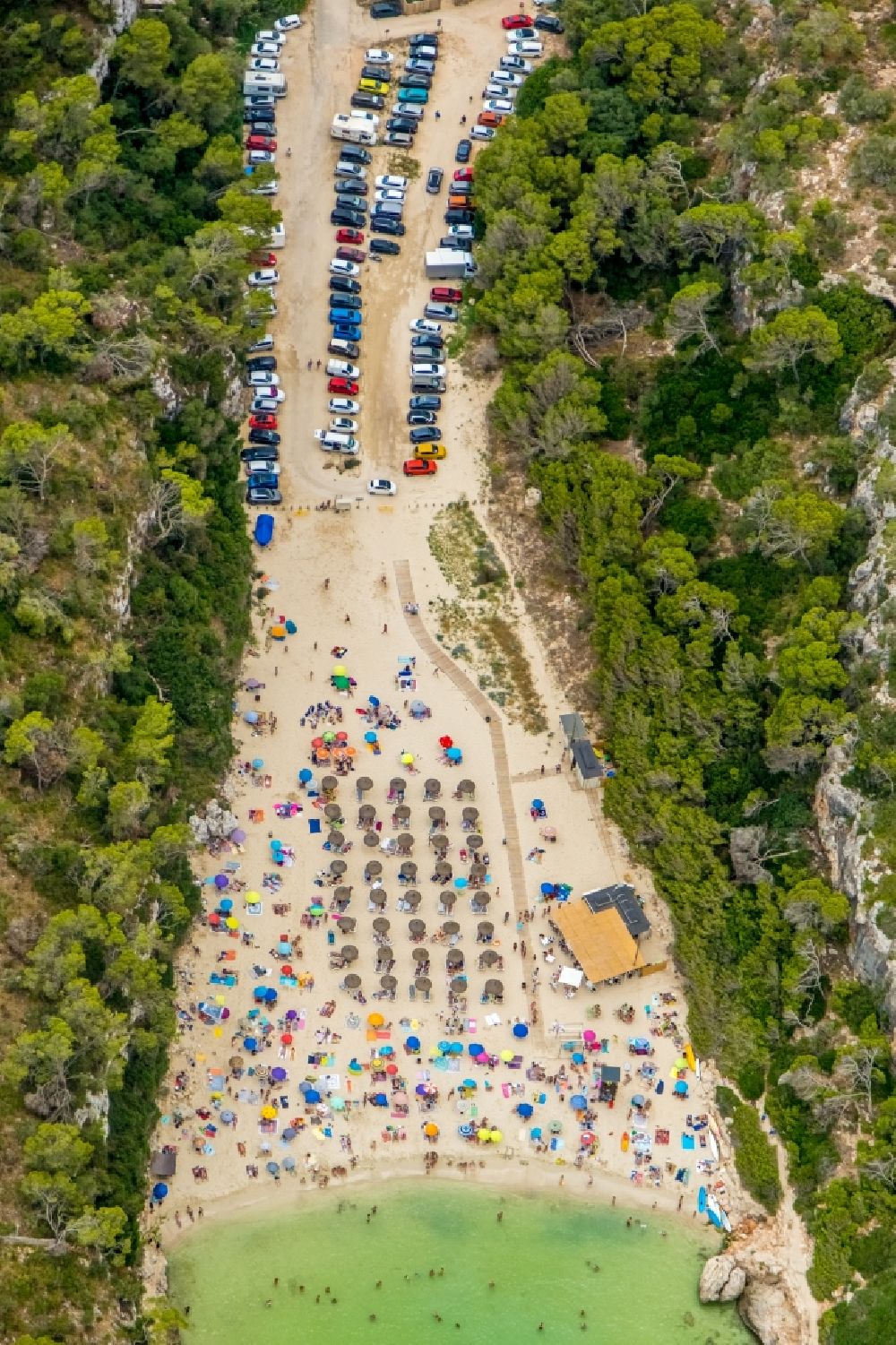 Cala Llombards aus der Vogelperspektive: Sonnenschirm- Reihen am Sand- Strand im Küstenbereich Cala Llombards in Cala Llombards in Islas Baleares, Spanien