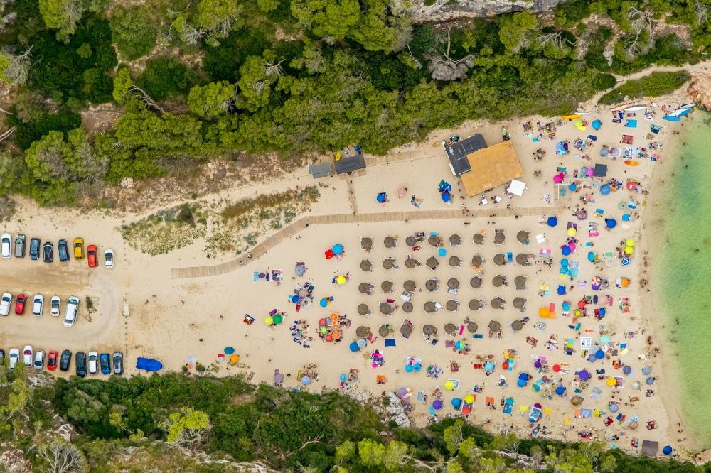 Luftaufnahme Cala Llombards - Sonnenschirm- Reihen am Sand- Strand im Küstenbereich Cala Llombards in Cala Llombards in Islas Baleares, Spanien