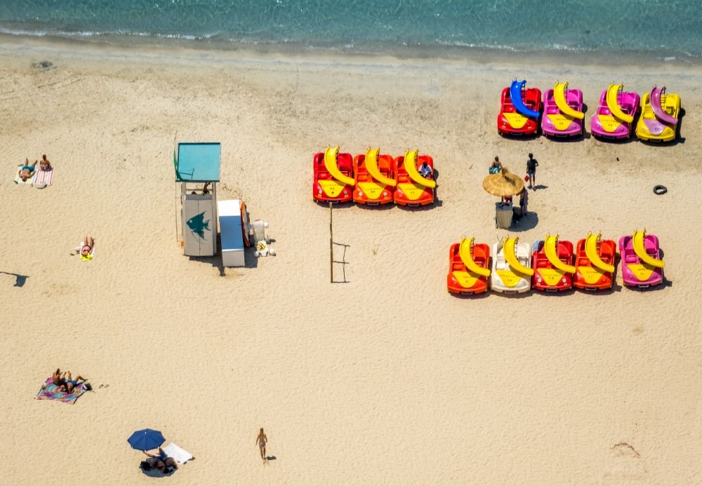 Calvia aus der Vogelperspektive: Sonnenschirm- Reihen am Sand- Strand im Küstenbereich Platja Gran de Torà in Calvia in Balearische Insel Mallorca, Spanien