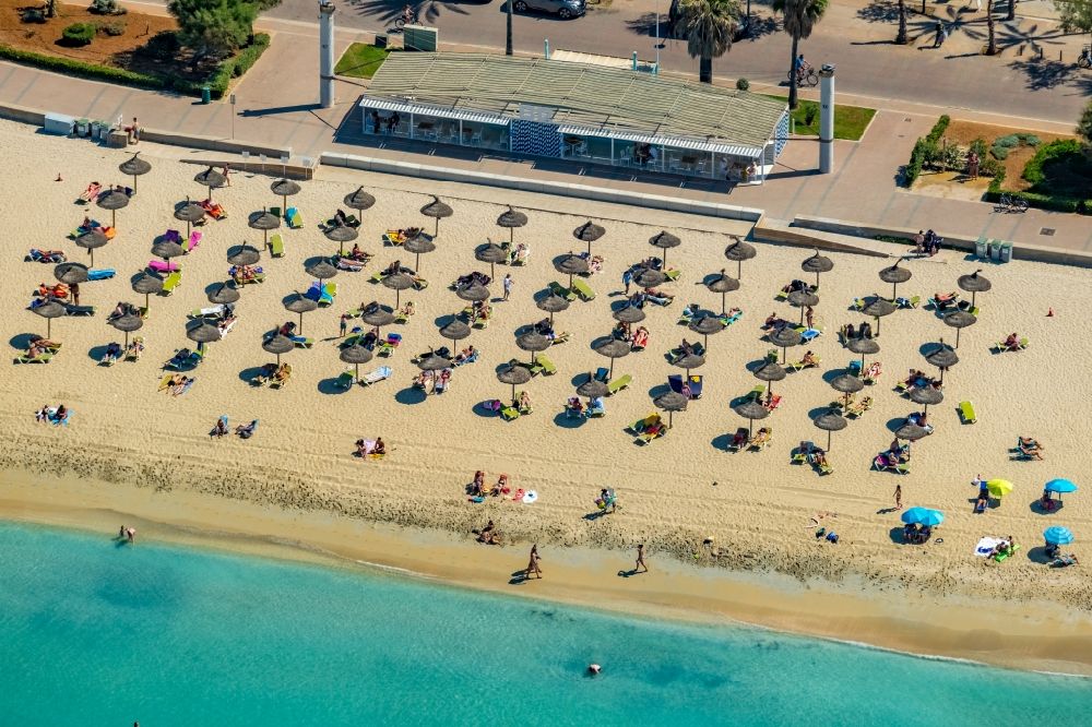Luftaufnahme Palma - Sonnenschirmreihen am Sand- Strand im Küstenbereich am Ballermann 12 in Palma in Balearische Insel Mallorca, Spanien