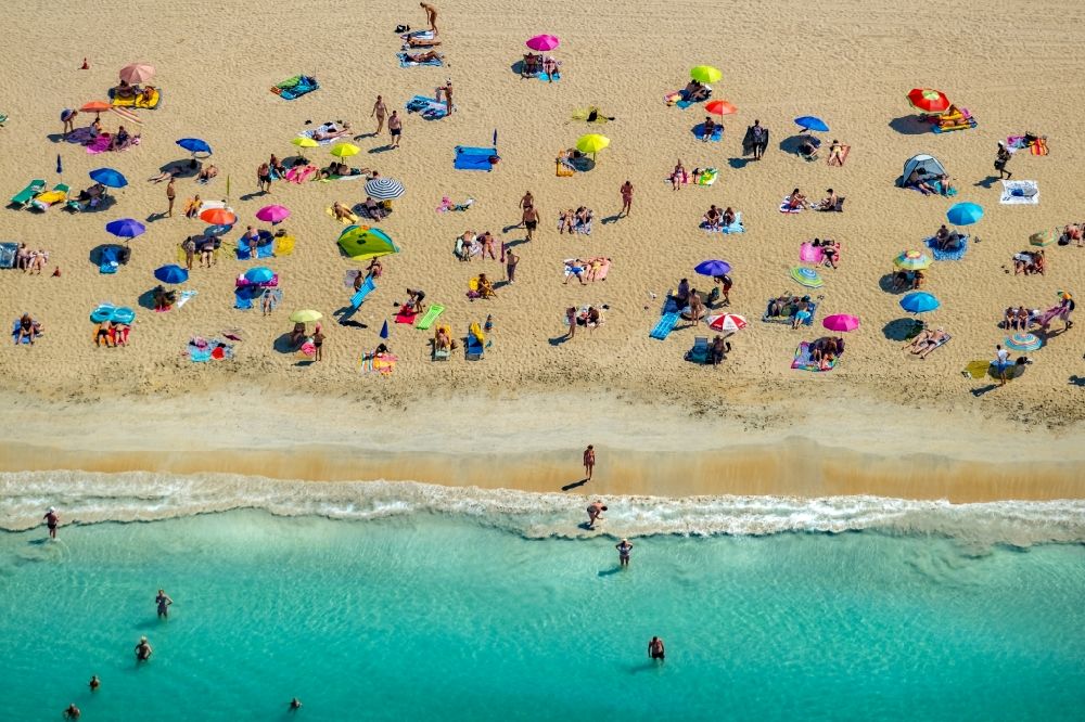 Palma von oben - Sonnenschirmreihen am Sand- Strand im Küstenbereich am Ballermann 12 in Palma in Balearische Insel Mallorca, Spanien