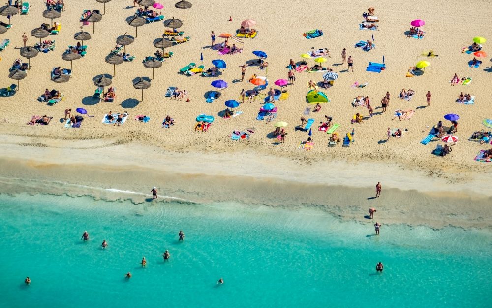 Luftbild Palma - Sonnenschirmreihen am Sand- Strand im Küstenbereich am Ballermann 12 in Palma in Balearische Insel Mallorca, Spanien
