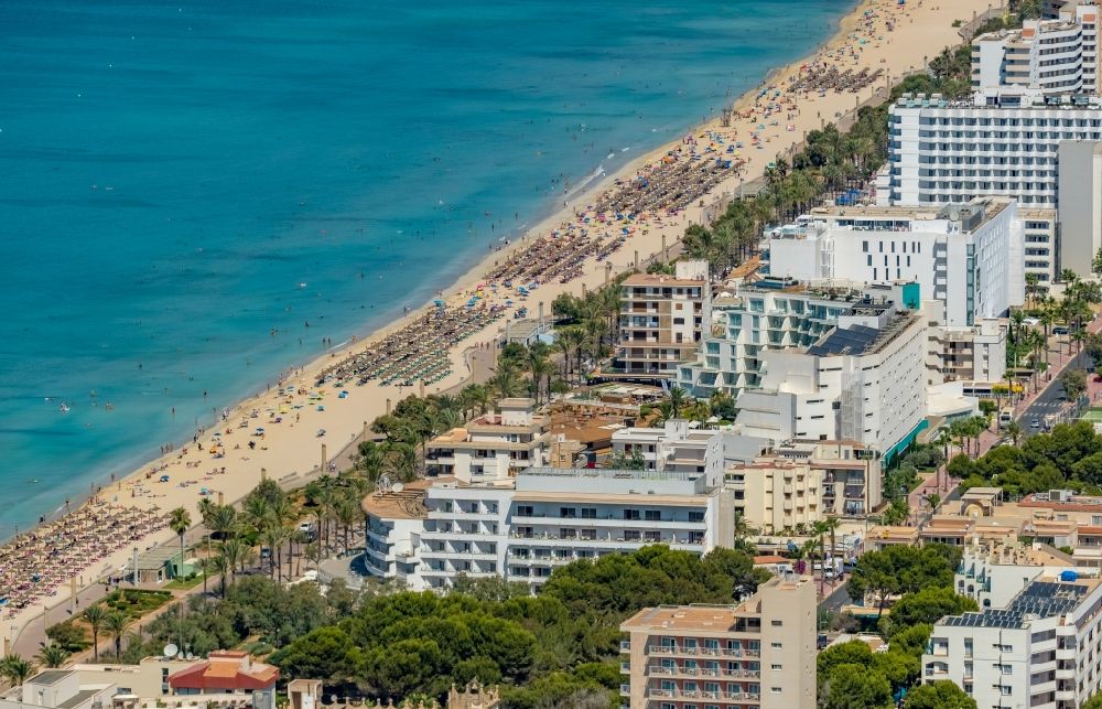 Palma von oben - Sonnenschirmreihen am Sand- Strand im Küstenbereich mit Blick auf Hotelanlagen am Ballermann 9 entlang der Carretera de l'Arenal in Palma in Balearische Insel Mallorca, Spanien