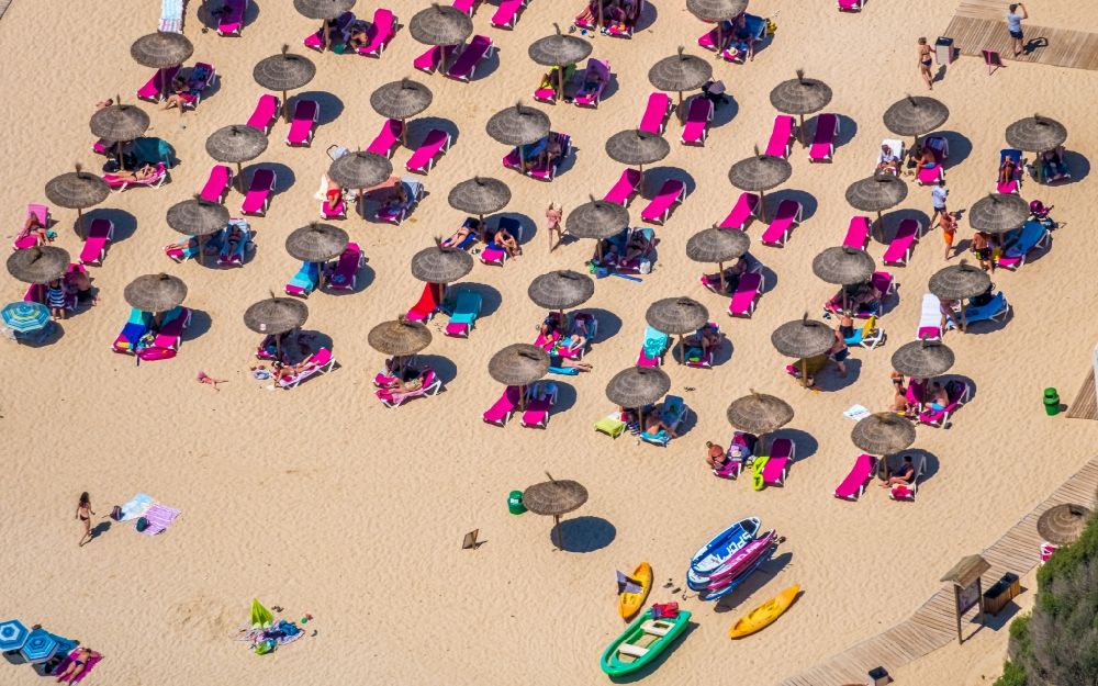 Cala D'or von oben - Sonnenschirmreihen am Sand- Strand im Küstenbereich der Cala Ferrera in Cala D'or in Balearische Insel Mallorca, Spanien