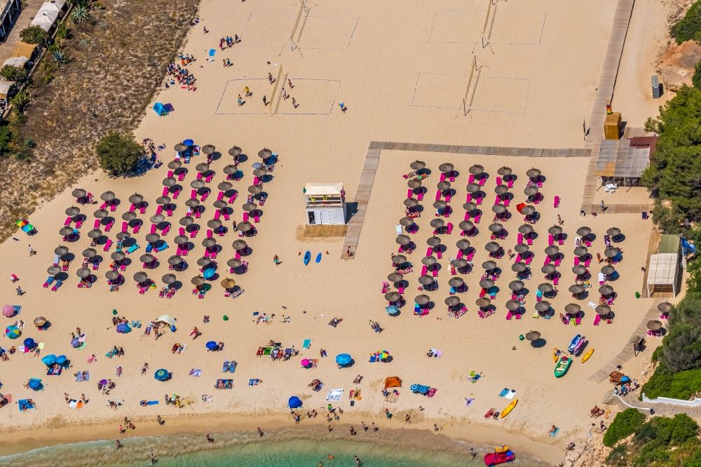 Luftbild Cala D'or - Sonnenschirmreihen am Sand- Strand im Küstenbereich der Cala Ferrera in Cala D'or in Balearische Insel Mallorca, Spanien