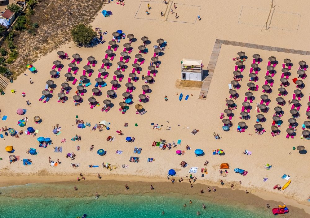 Luftaufnahme Cala D'or - Sonnenschirmreihen am Sand- Strand im Küstenbereich der Cala Ferrera in Cala D'or in Balearische Insel Mallorca, Spanien