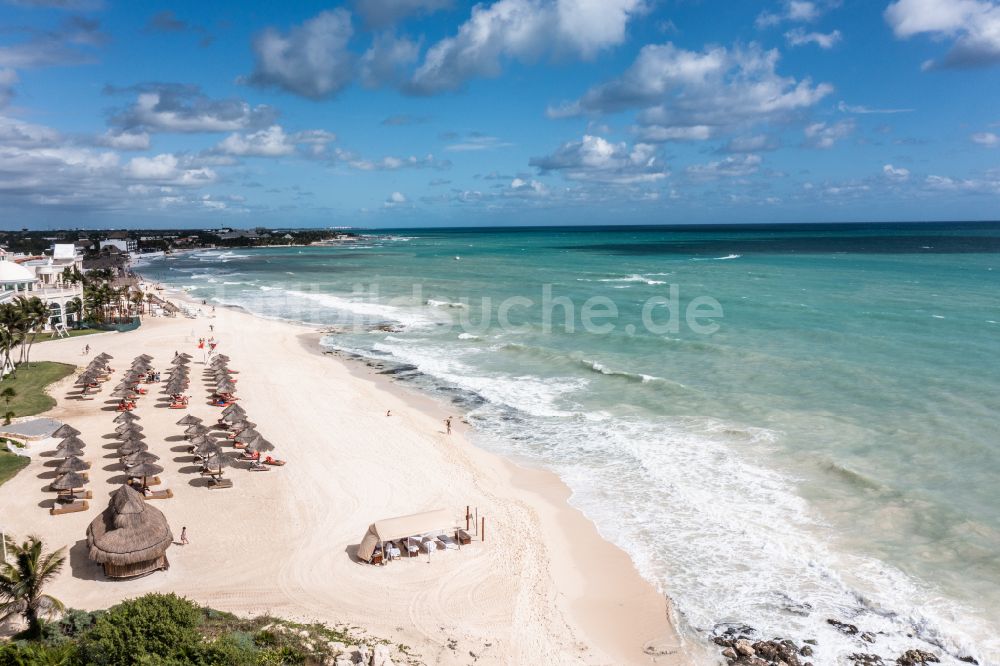 Luftaufnahme Playa Paraiso - Sonnenschirmreihen am Sand- Strand im Küstenbereich Cancun in Playa Paraiso in Quintana Roo, Mexiko
