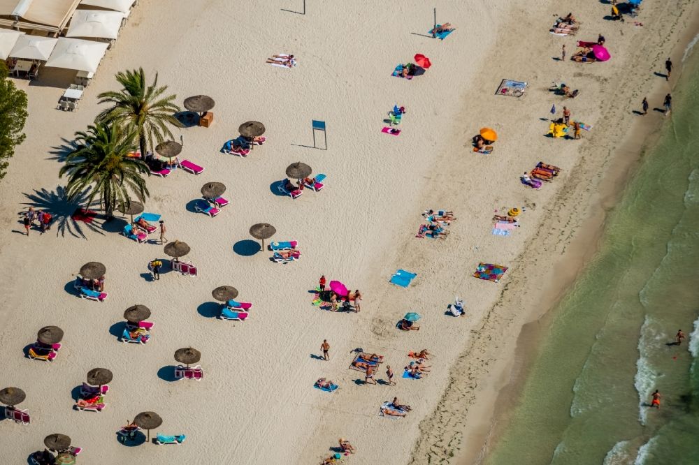 Alcudia aus der Vogelperspektive: Sonnenschirmreihen am Sand- Strand im Küstenbereich an der Carrer de Saturn in Alcudia in Balearische Insel Mallorca, Spanien