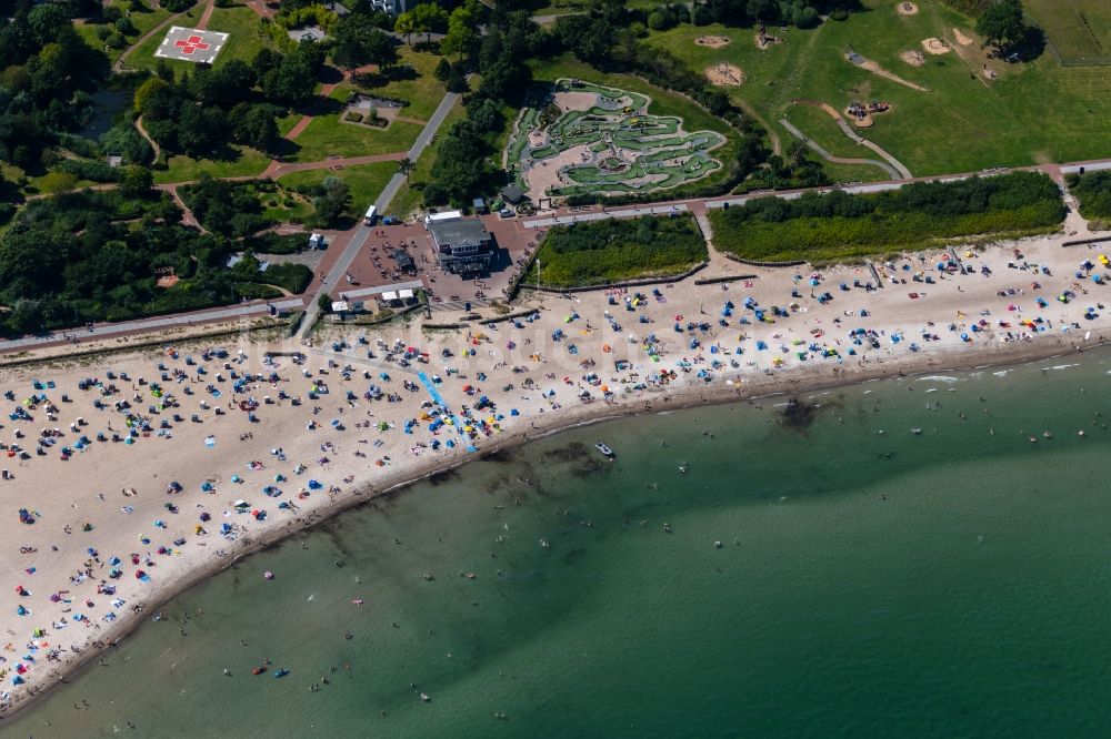 Damp aus der Vogelperspektive: Sonnenschirmreihen am Sand- Strand im Küstenbereich in Damp im Bundesland Schleswig-Holstein, Deutschland